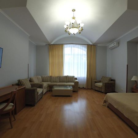 Готель Сосновий Бір Kozyn Exterior photo